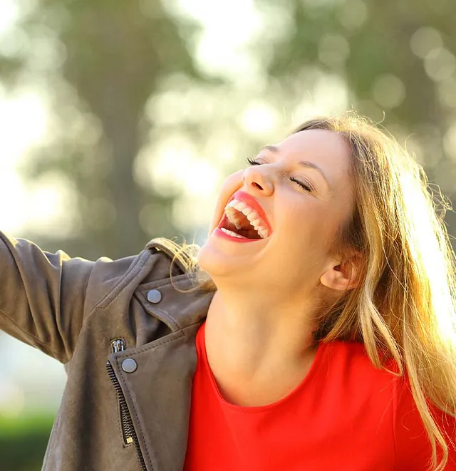 Mujer con gran sonrisa